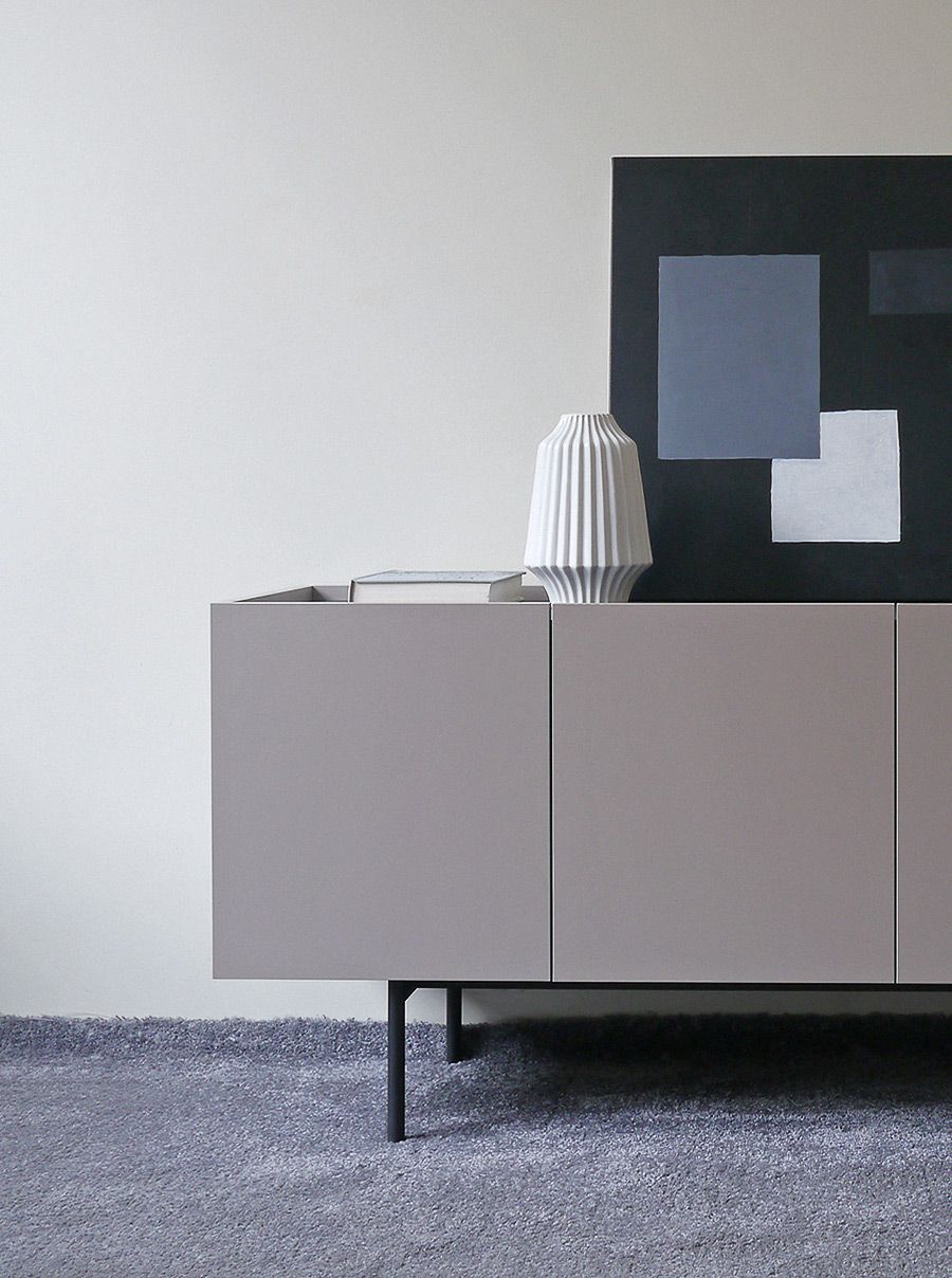 Сучасна тумба на ніжках у вітальню